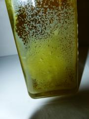 huile avec particules blanches